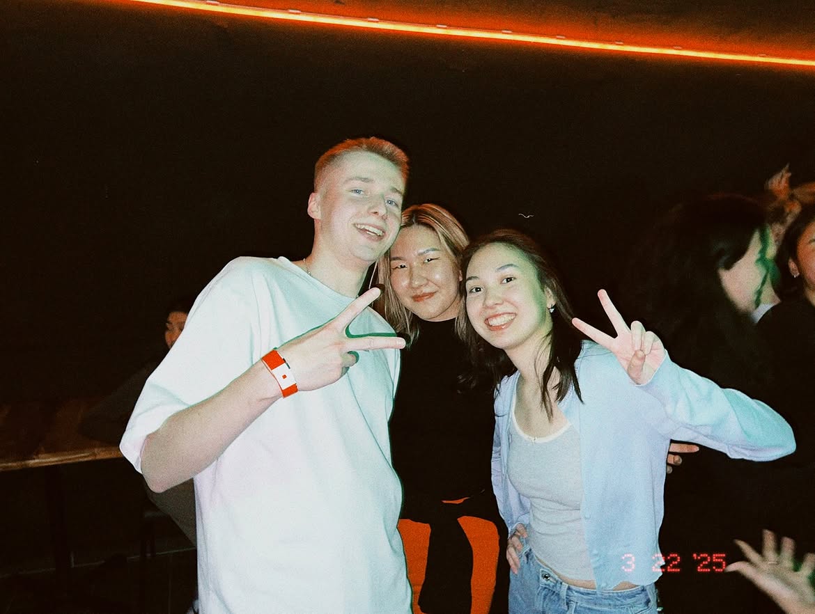 Budapest Tunderi guests posing at the party